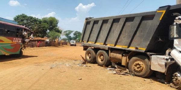 দ্রুতগতির ডাম্পার-বাসের মুখোমুখি সংঘর্ষ, আহত ১৫ জন যাত্রী