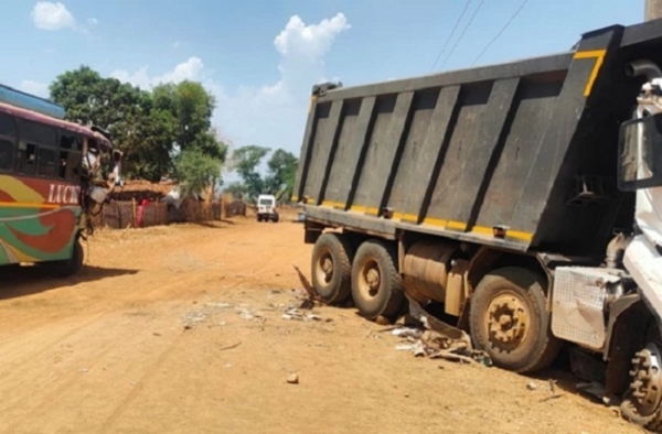 দ্রুতগতির ডাম্পার-বাসের মুখোমুখি সংঘর্ষ, আহত ১৫ জন যাত্রী