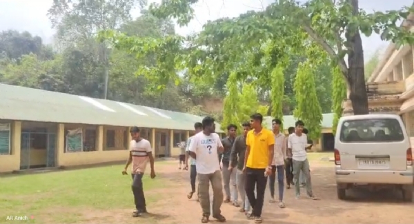 স্কুলে এসএফআই টিম স্কুলে এসএফআই টিম