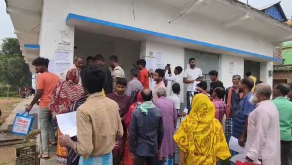 উত্তেজিত জনতার বিক্ষোভ উত্তেজিত জনতার বিক্ষোভ