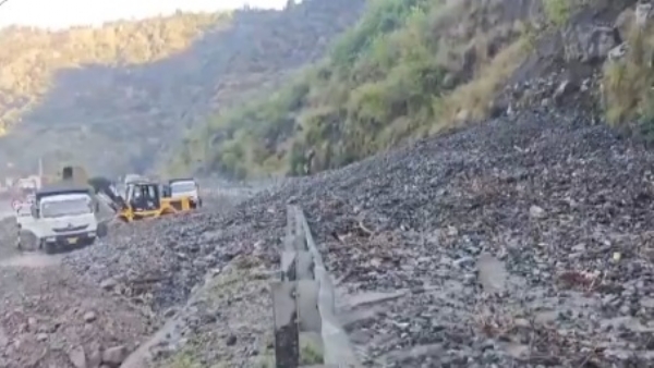 ভারী বৃষ্টির পর ভূমিধস, অবরুদ্ধ জম্মু-শ্রীনগর হাইওয়ে