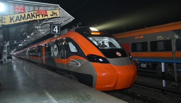 কামাখ্যা জংশনে বন্দে ভারত কামাখ্যা জংশনে বন্দে ভারত
