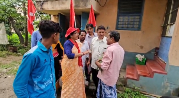 বৃষ্টি উপেক্ষা করে আরামবাগে বামেদের প্রচার