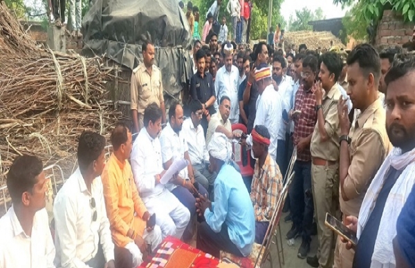 খুনের শিকার পরিবারের পাশে মন্ত্রী অনিল রাজভর, সবরকম সাহায্যের আশ্বাস