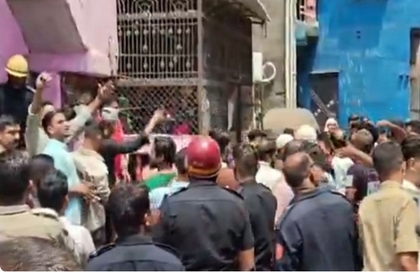 সুরাটে বাড়িতে রাসায়নিক বিস্ফোরণে ভয়াবহ অগ্নিকাণ্ড, মৃত ৫ জন সুরাটে বাড়িতে রাসায়নিক বিস্ফোরণে ভয়াবহ অগ্নিকাণ্ড, মৃত ৫ জন