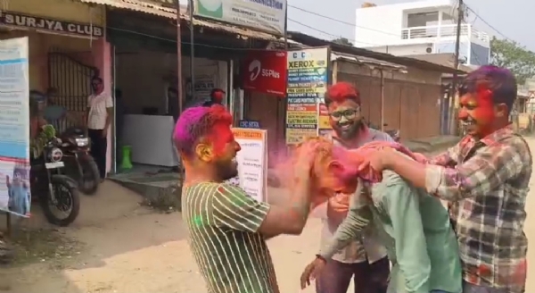 হোলির আনন্দে মাতোয়ারা কুমারঘাট হোলির আনন্দে মাতোয়ারা কুমারঘাট