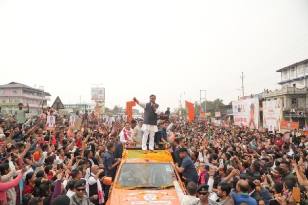 জন আশীর্বাদ যাত্রায় মুখ্যমন্ত্ৰী (চিত্ৰ ২) জন আশীর্বাদ যাত্রায় মুখ্যমন্ত্ৰী (চিত্ৰ ২)