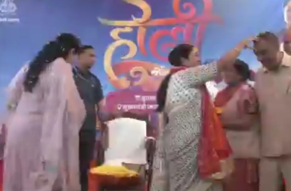 দিল্লিতে নিজ বাসভবনে হোলি উৎসবে মাতোয়ারা মুখ্যমন্ত্রী রেখা গুপ্তা দিল্লিতে নিজ বাসভবনে হোলি উৎসবে মাতোয়ারা মুখ্যমন্ত্রী রেখা গুপ্তা