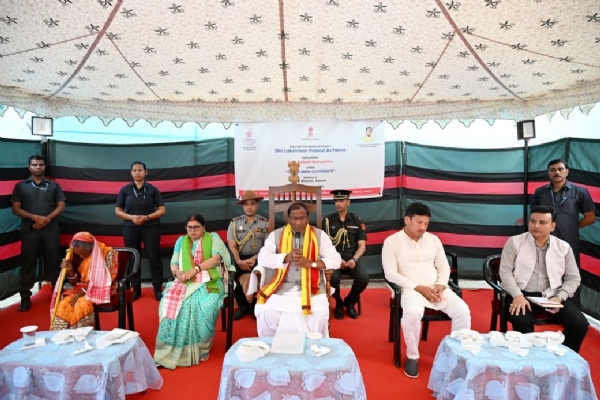 মঞ্চে বেলবতী সহ রাজ্যপাল, ফার্স্টলেডি, সিইএম দেবোলাল, জেলাশাসক নাগাতে প্রমুখ মঞ্চে বেলবতী সহ রাজ্যপাল, ফার্স্টলেডি, সিইএম দেবোলাল, জেলাশাসক নাগাতে প্রমুখ