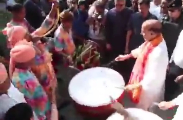 রঙের উৎসবে মেতে উঠলেন রাজনাথ সিং, দেশবাসীকে জানালেন শুভেচ্ছা রঙের উৎসবে মেতে উঠলেন রাজনাথ সিং, দেশবাসীকে জানালেন শুভেচ্ছা