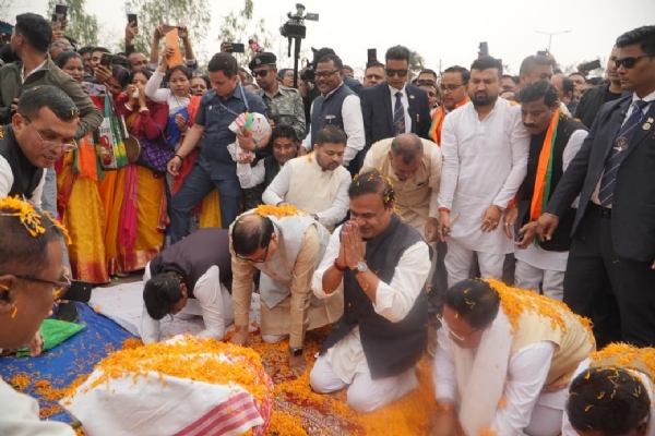 জন আশীর্বাদ যাত্রায় মুখ্যমন্ত্ৰী (চিত্ৰ ১) জন আশীর্বাদ যাত্রায় মুখ্যমন্ত্ৰী (চিত্ৰ ১)