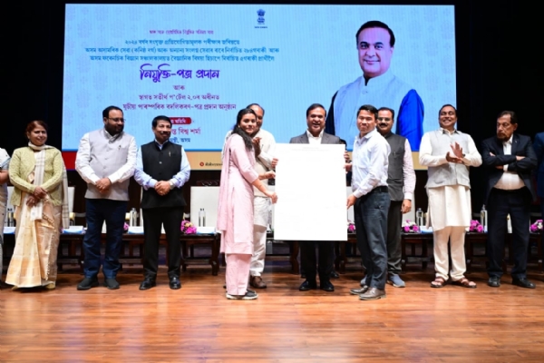 জনৈক প্রার্থীর হাতে নিয়োগপত্র তুলে দেওয়ার চিত্র