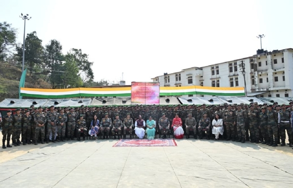 সেনা জওয়ানদের সঙ্গে এক ফ্রেমে সপত্নীক রাজ্যপাল লক্ষ্মণপ্রসাদ আচার্য