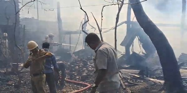মধ্যমগ্রামে রেলস্টেশন সংলগ্ন এলাকায় ভয়াবহ অগ্নিকাণ্ড, মৃত ১, আহত ১