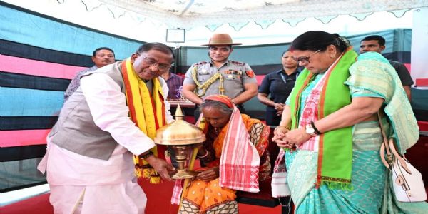 হারাঙ্গাজাওয়ের ১০৫ বছর বয়সি বেলবতী মহাপাত্রকে সংবর্ধনা রাজ্যপালের