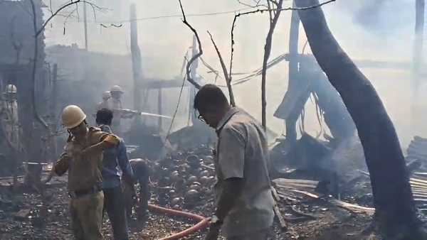 আগুনে পুড়ে ছাই আগুনে পুড়ে ছাই