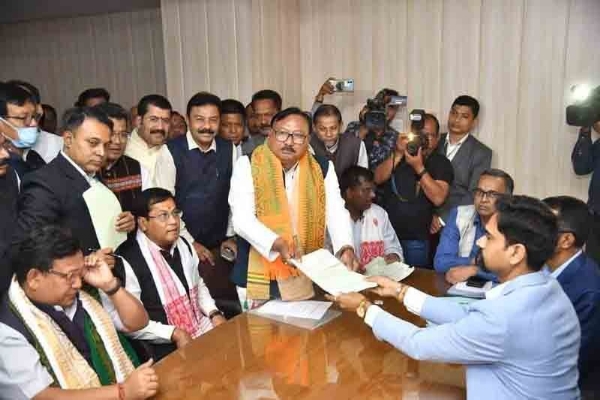 মনোনয়ন পেশ করছেন বিজেপির যোগেন মোহন