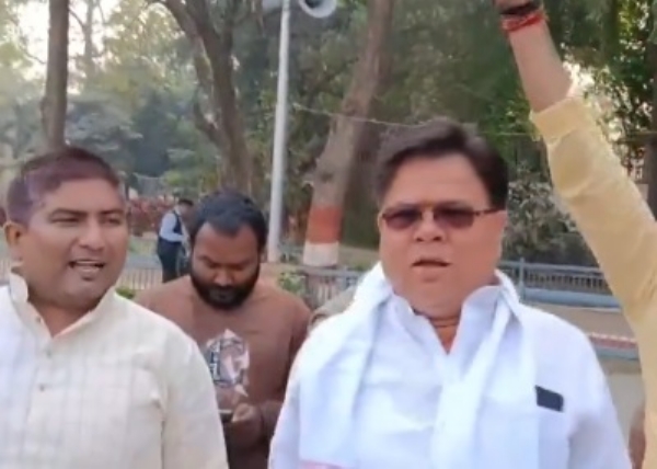 নীতীশকে মুখ্যমন্ত্রী হিসেবেই দেখতে চান রাজীব, বাড়ির বাইরে দিলেন স্লোগান