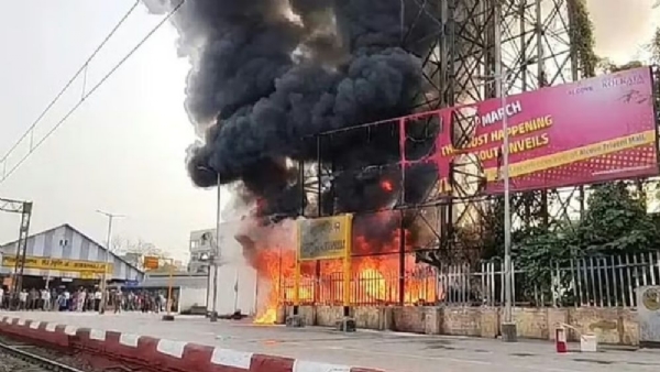 শেওড়াফুলি স্টেশন চত্বরে ভয়াবহ আগুন, ছড়ালো চাঞ্চল্য