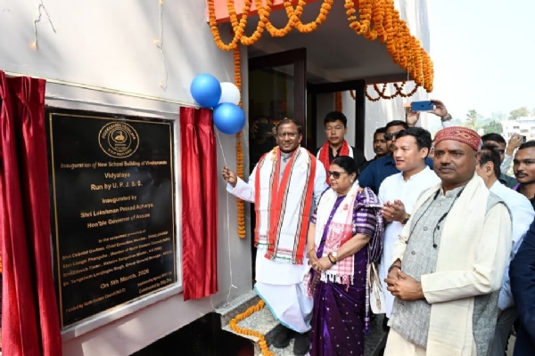 হাফলঙে বিবেকানন্দ বিদ্যালয় ও সরস্বতী বিদ্যামন্দিরের নবনিৰ্মিত ভবনের উদ্বোধন করছেন রাজ্যপাল লক্ষ্মণপ্রসাদ আচাৰ্য
