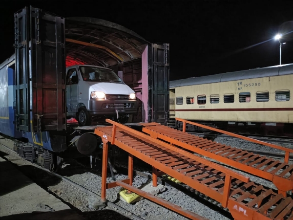 সাইরাং রেলওয়ে স্টেশনে যানবাহী কার্গো