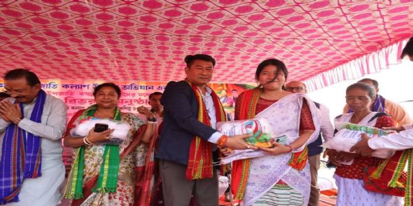 তেলিয়ামুড়ায় ৫ হাজার জনজাতি মহিলার মধ্যে বিনামূল্যে সুতা বিতরণ