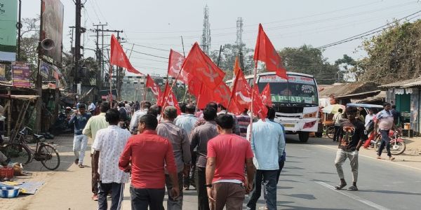 ভোটার তালিকা থেকে নাম বাদ দেওয়ার অভিযোগে বর্ধমান–আরামবাগ সড়ক অবরোধ বামেদের