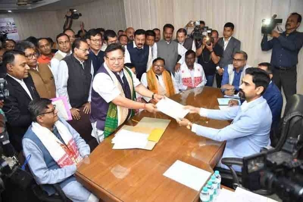 মনোনয়ন পেশ করছেন ইউপিপিএল-এর প্রমোদ বোড়ো