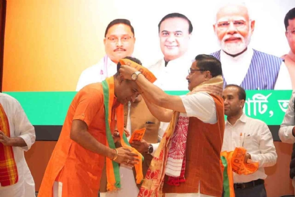 কমলাক্ষ দে পুরকায়স্থকে দলীয় উত্তরীয় ও টুপি পরিয়ে বরণ করছেন প্ৰদেশ সভাপতি দিলীপ শইকিয়া