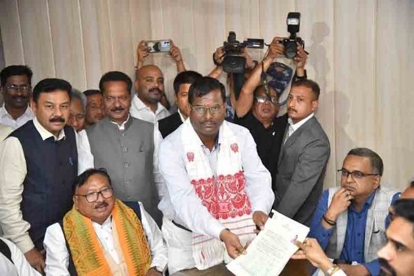 মনোনয়ন পেশ করছেন বিজেপির তেরশ গোয়ালা