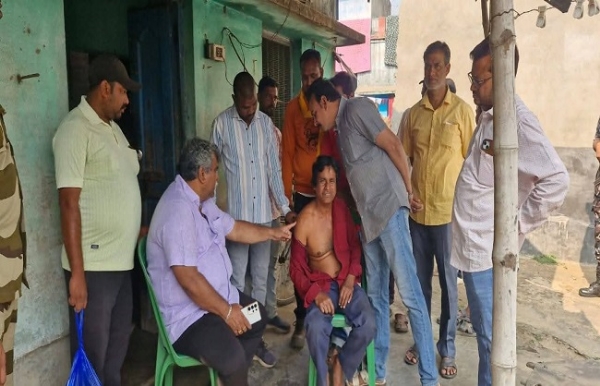 শুক্রবার আক্রান্ত দলীয়কর্মীদের দেখতে গেছেন জিতেন্দ্র তেওয়ারী।