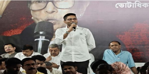 ধর্মতলার মঞ্চ থেকে এসআইআর-কে কটাক্ষ অভিষেকের