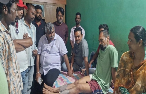 শুক্রবার আক্রান্ত দলীয়কর্মীদের দেখতে গেছেন জিতেন্দ্র তেওয়ারী।