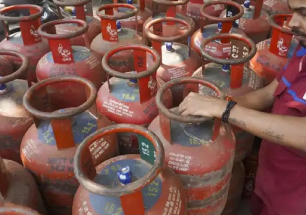 পশ্চিম এশিয়া সংঘাতের মধ্যেই গ্যাসের দাম বৃদ্ধি, মধ্যবিত্তের মাথায় হাত