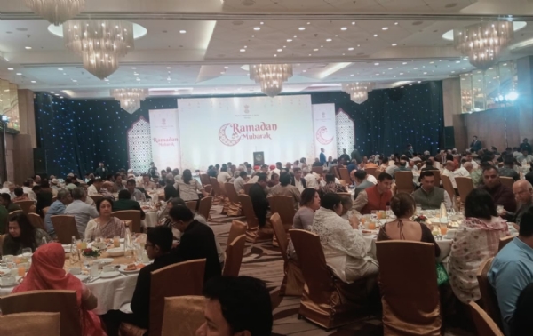 শাহবাগের হোটেল ইন্টারকন্টিনেন্টাল গ্র্যান্ড বলরুমে ইফতার মেহফিলের দৃশ্য