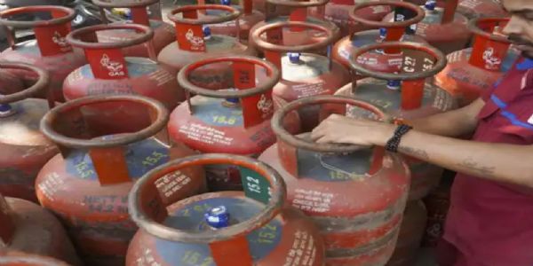 পশ্চিম এশিয়া সংঘাতের মধ্যেই গ্যাসের দাম বৃদ্ধি, মধ্যবিত্তের মাথায় হাত