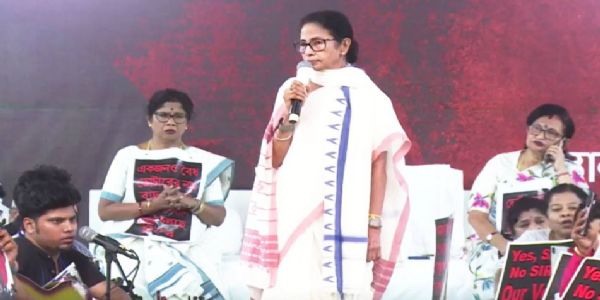 ধর্মতলায় মমতার ধর্নার দ্বিতীয় দিন, এসআইআর-এর প্রতিবাদে অবস্থানে তৃণমূল নেত্রী