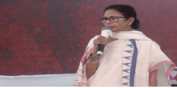 রবিবার কালো শাড়ি পরে প্রতিবাদ মিছিলের ডাক মুখ্যমন্ত্রীর