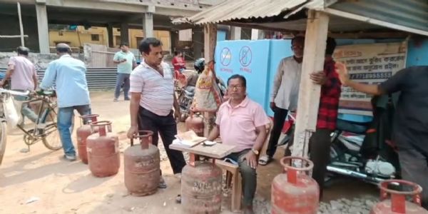 এক ধাক্কায় বাড়ল রান্নার গ্যাসের দাম, সিলিন্ডার প্রতি বৃদ্ধি ৬০ টাকা — চাপে গৃহস্থ