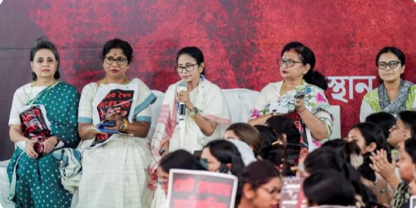 ধরনা মঞ্চে ‘ভবানীপুরের ভূত’ হাঁটালেন তৃণমূলনেত্রী