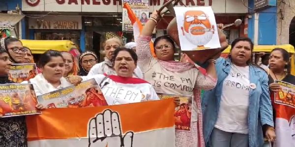 গ্যাসের দাম বৃদ্ধির প্রতিবাদে হাতা–খুন্তি নিয়ে পথে মহিলা কংগ্রেস, ডবসন রোডে বিক্ষোভ