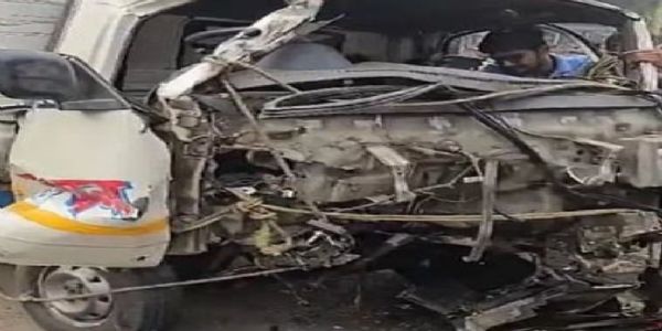 সব্জি বোঝাই গাড়ি উল্টে বিপত্তি! মধ্যমগ্রামে দুর্ঘটনায় আহত বেশ কয়েকজন