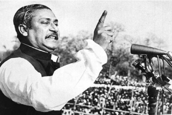 ঐতিহাসিক ৭ মার্চ, তদানীন্তন রেসকোর্স ময়দানে লাখো জনতার সামনে বঙ্গবন্ধু শেখ মুজিবুর (ফাইল ফটো)