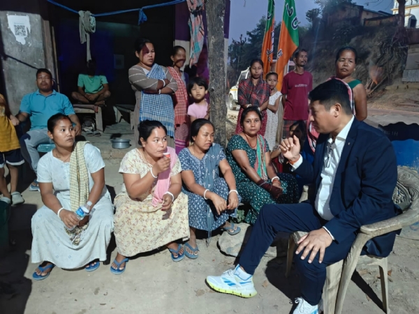 জনজাতিদের সাথে মন্ত্রী বিকাশ দেববর্মা