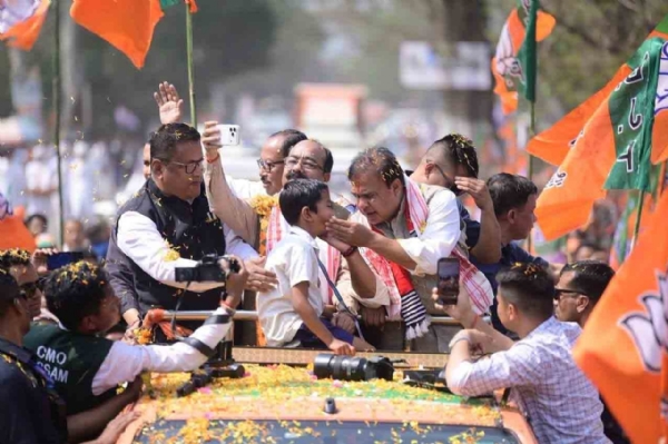 জন আশীর্বাদ যাত্রায়ও শিশুর সঙ্গে মুখ্যমন্ত্ৰী হিমন্তবিশ্ব শৰ্মা, সঙ্গে রয়েছেন শিক্ষামন্ত্রী ড. রণোজ পেগু (চিত্ৰ   ১)