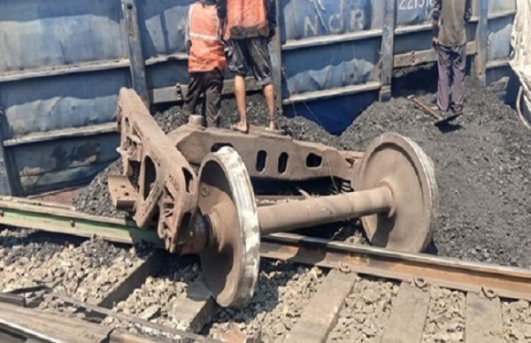 কাটনিতে কয়লাবোঝাই পণ্যবাহী ট্রেনের ৫ টি বগি লাইনচ্যুত, ব্যাহত রেল চলাচল