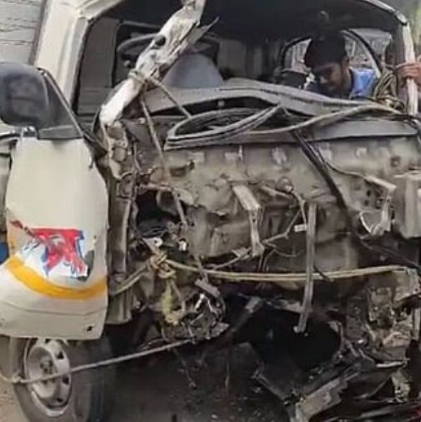 সব্জি বোঝাই গাড়ি উল্টে বিপত্তি! মধ্যমগ্রামে দুর্ঘটনায় আহত বেশ কয়েকজন