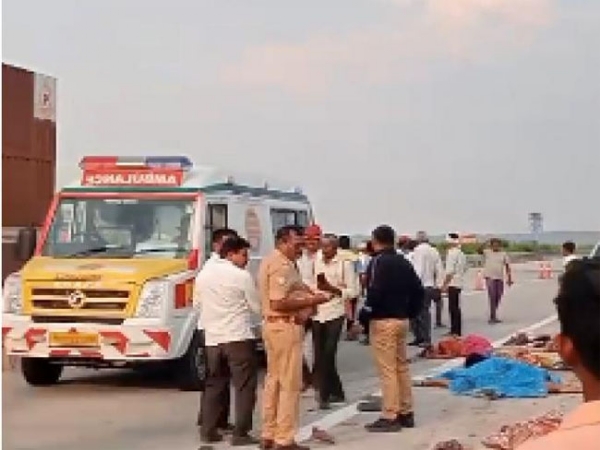 মহারাষ্ট্রে ভয়াবহ দুর্ঘটনা, ট্রাকের ধাক্কায় প্রাণ গেল ৭ মহিলা শ্রমিকের
