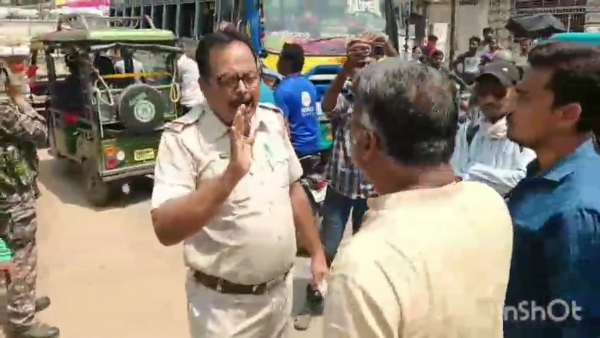 পুলিশের সঙ্গে বচসা