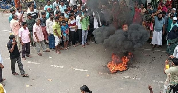 এসআইআর প্রক্রিয়া নিয়ে ক্ষোভ, টায়ার জ্বালিয়ে বিক্ষোভ কাকদ্বীপে
